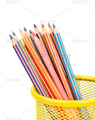 篮子里的彩色铅笔