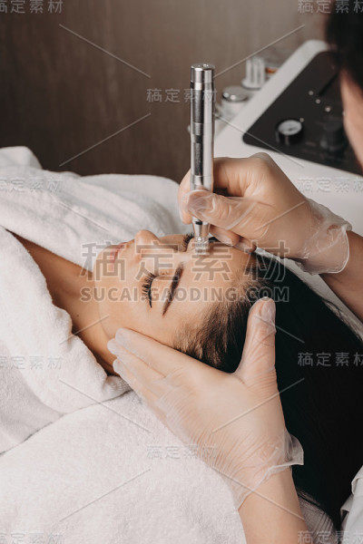 黑发白种女士等待完成她的脸部清洁程序在水疗会议