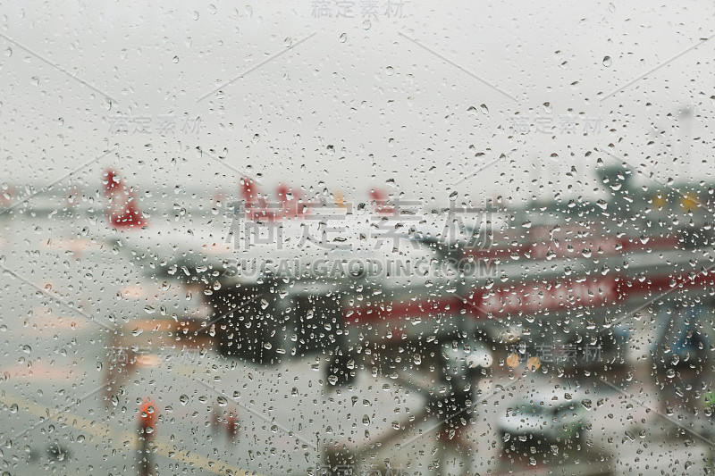 雨滴落在机场的窗户上