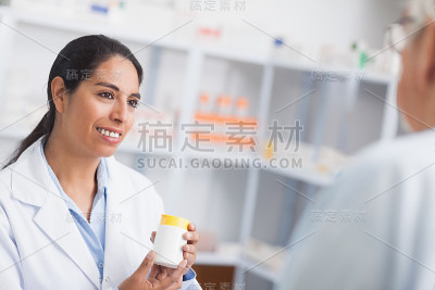 药剂师拿着药箱看着病人
