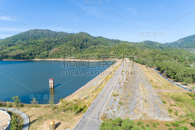 无人机航拍大坝周围的柏油路，美丽的自然景观