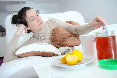 躺在床上的年轻妇女