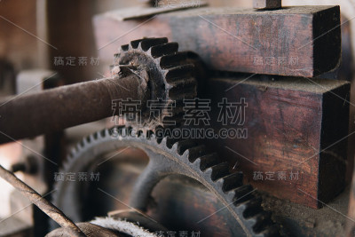 由木头和金属制成的老式机器
