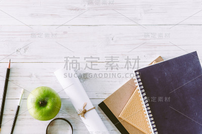 学校课本放在木桌上，教育理念