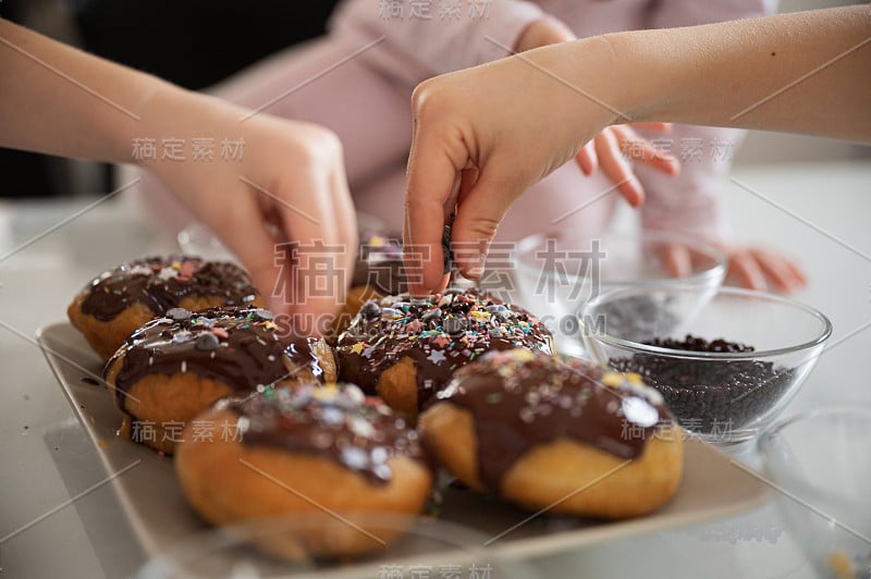 孩子们装饰家里做的甜甜圈