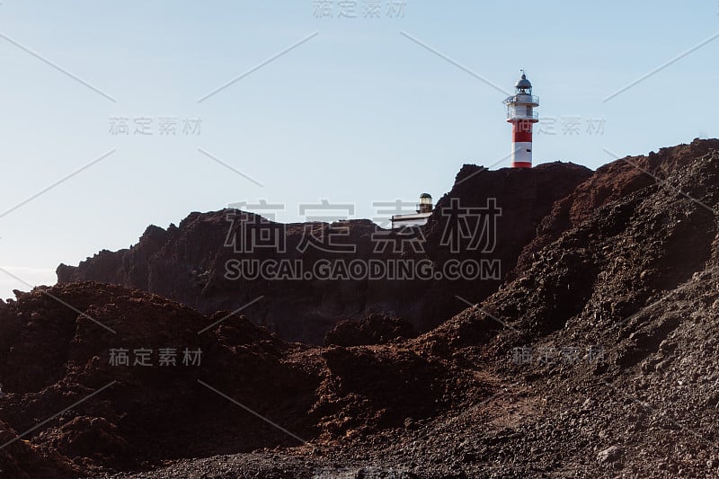 在阳光明媚的日子里火山沙漠景观中的灯塔