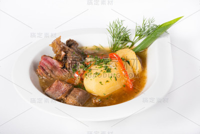 白盘子炖牛肉