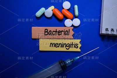 细菌性脑膜炎写在便签上，隔离在办公桌上。医疗保健或医疗概念