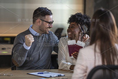 旅行社办公室的一对商务夫妇。