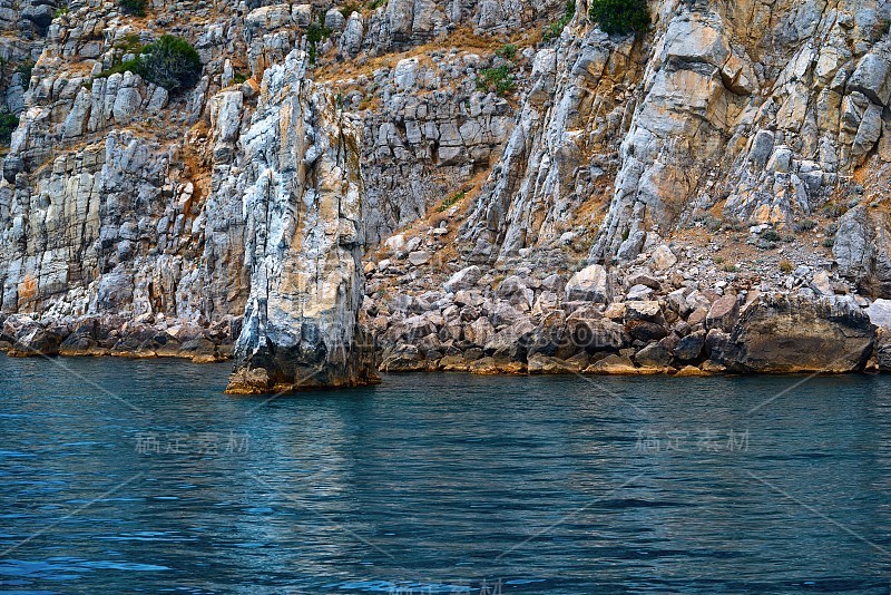 波涛汹涌的海岸和平静的大海