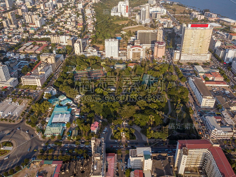 鸟瞰图马普托市中心与Tunduru植物园，莫桑比克