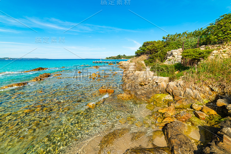 翡翠海岸，晴朗的一天，多岩石的海岸