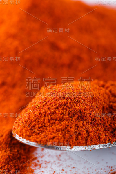 香喷喷的红辣椒粉配上白色的丙烯酸颜料