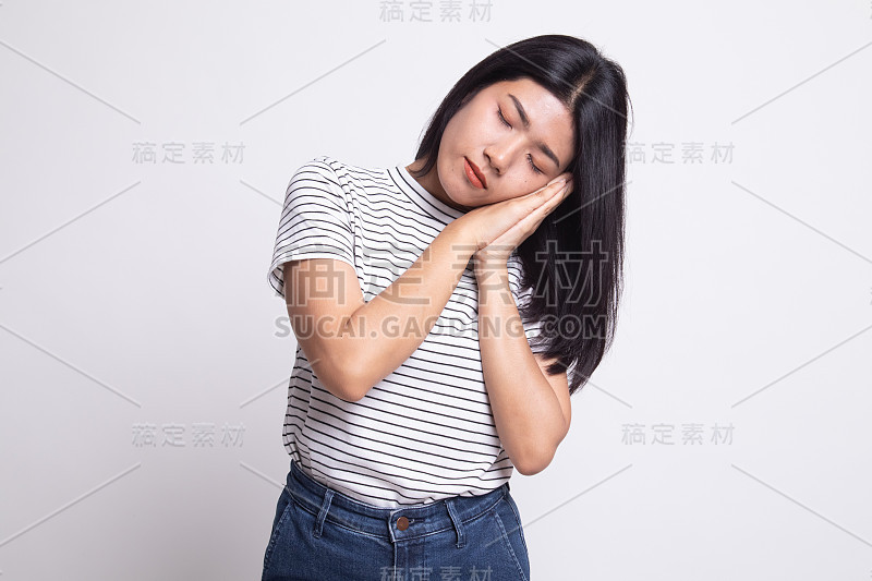 美丽的年轻亚洲女人与睡眠姿势。