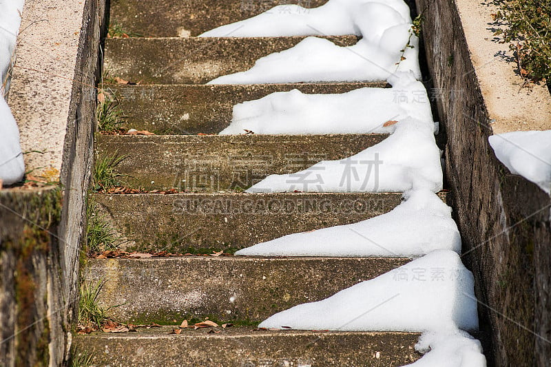 房子里积雪的楼梯很危险。