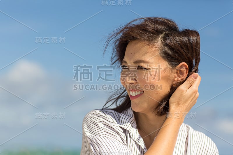 亚洲女人喜欢海滩上的天气。