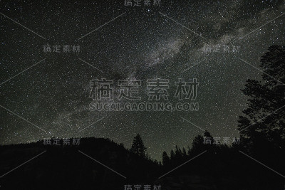 内华达山脉的夜空