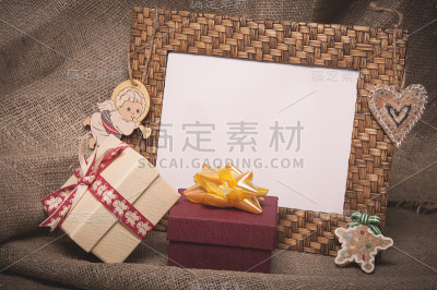 桌面相框与礼品盒上的亚麻织物