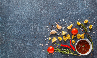 意大利面食配料背景。意大利食品概念:意大利面，奶酪，香料，酱汁，蔬菜。俯视图，复制空间。
