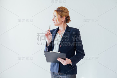 穿着商务套装的女商人在办公室里处理文书工作