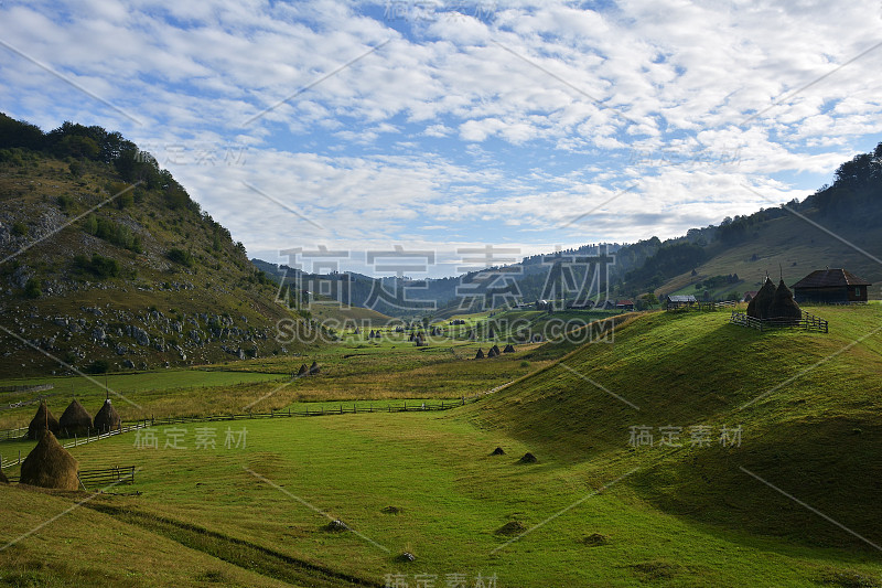 夏季早晨的山地景观，罗马尼亚，Ponorului基金会