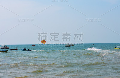 不同的水上活动在海洋中央的果阿海滩，与para帆船