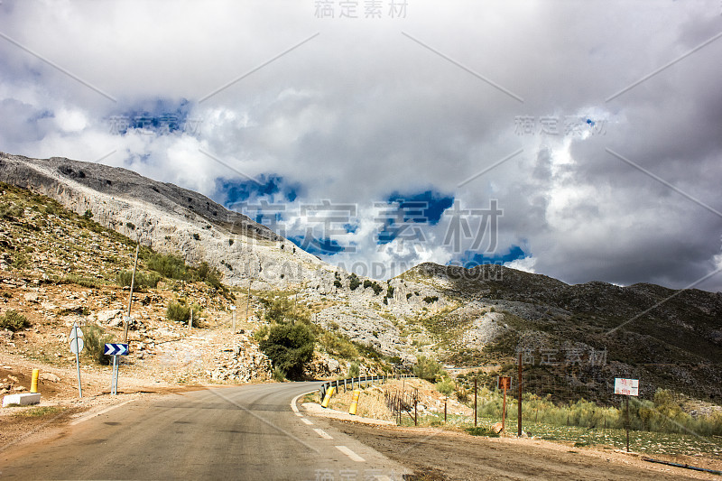 山景上的蓝色多云的天空背景。风景如画的群山在阳光下闪闪发光。令人屏息的自然影像