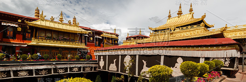 大昭寺屋顶全景图(拉萨，西藏，中国)。