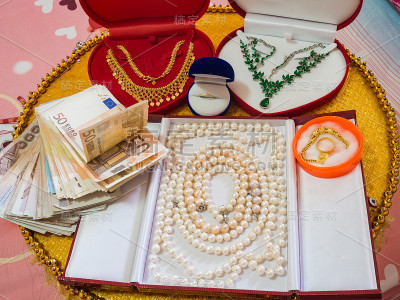 珠宝和金钱作为结婚礼物