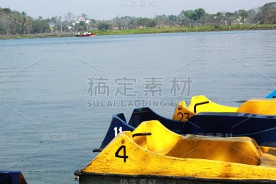 水坝中的船