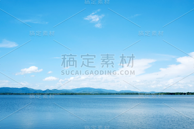 湖泊和蓝天景观，自然背景，春夏季节