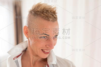 剪短发的女人。一件衬衫。