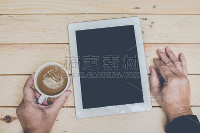 商人与平板电脑和咖啡杯
