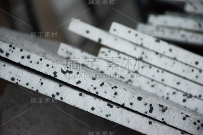 白色和黑色的发泡聚苯乙烯(eps)泡沫板用于防震。
