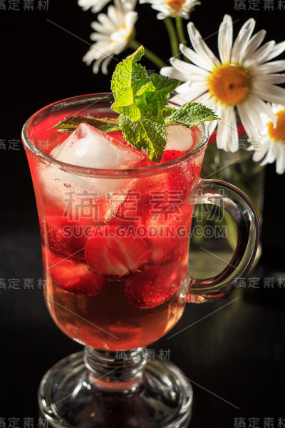 加草莓片和薄荷花的碳酸柠檬水