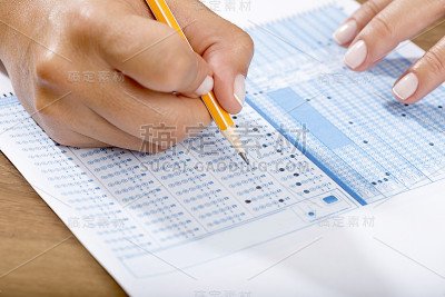 学生参加考试