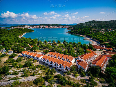 鸟瞰图美丽的夏季景观与蓝色的海与游艇，绿色的山和克罗地亚的老城