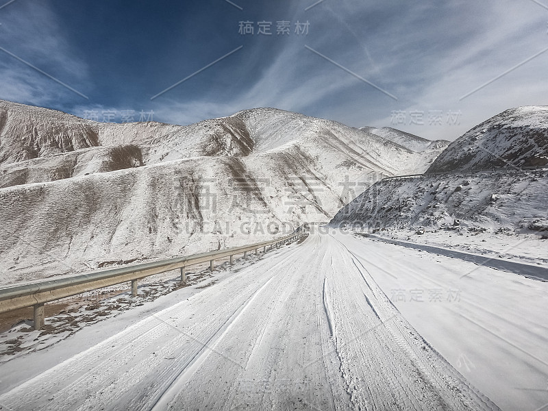 砾石路在干燥的土地上与雪山