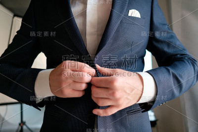 新郎在婚礼当天穿礼服