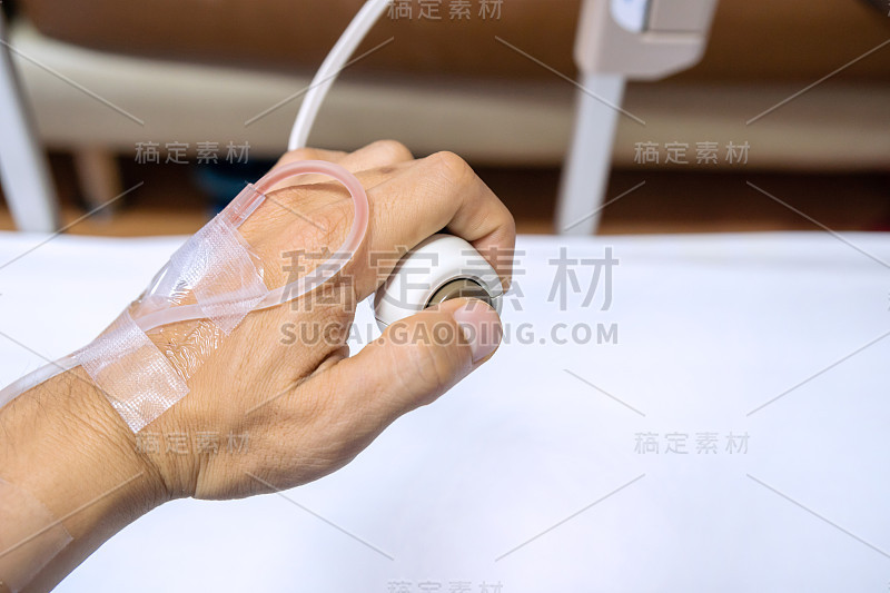 特写病人的手握和按下紧急按钮在医院病房