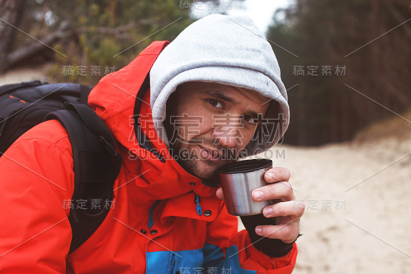 旅行者拿着杯子