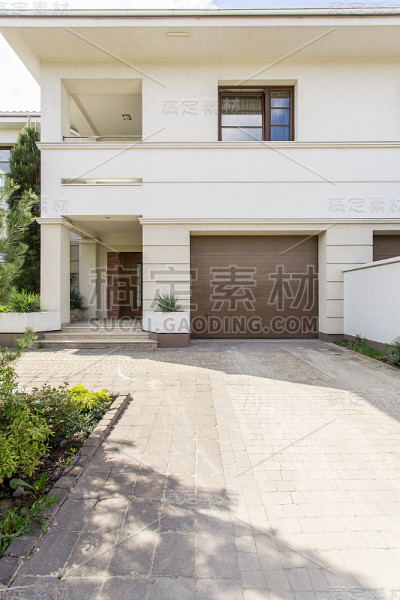 白色现代住宅，带车库
