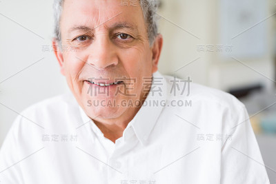 帅老男人微笑自信