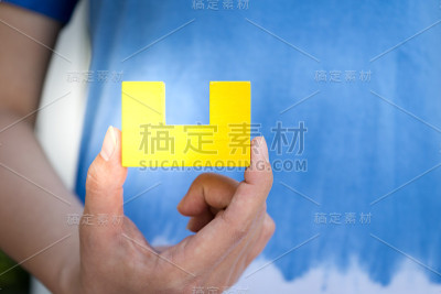 玩木制拼图游戏-成功的关键概念照片。