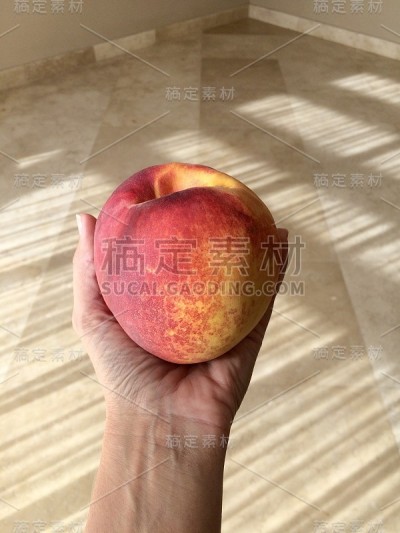 手持巨桃的女子