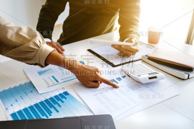 商务销售顾问在现代办公室讨论数据文件。