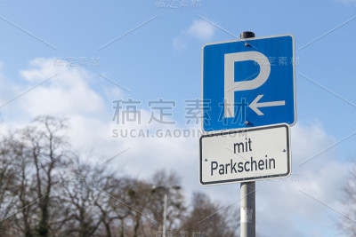用一张白色的便条签一个停车场和停车罚单