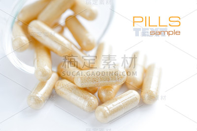 药丸从药瓶中溢出，孤立在白色的表面