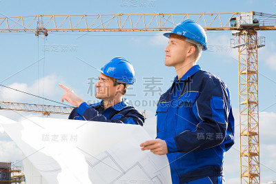 建筑师在室外向同事展示一些东西