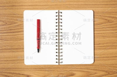 木制背景上用红笔写的笔记本